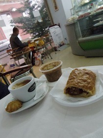 コーヒーとデザートが乗ったテーブル
