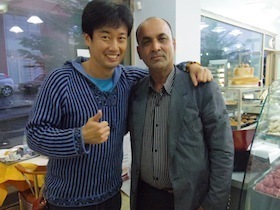 肩を組む男性二人