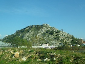 頂上に城がある岩山