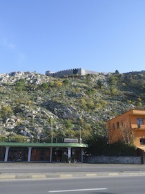 崖の下にある店と上にある城