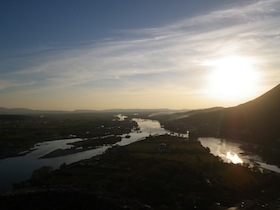 二股に分かれる川と夕焼け