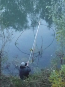 川に入って釣りをする人