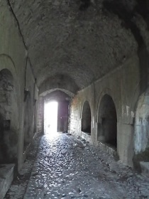 石造りの門の内側