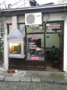 ガラス張りの食堂