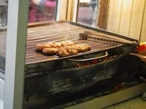 鉄板で焼かれた肉