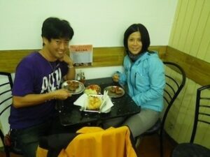 テーブルで料理を囲む男女