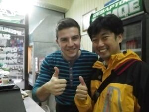 ポーズをとる男性二人