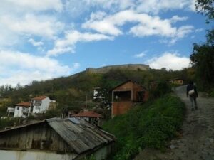 左手に小屋がある山道