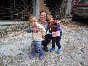 女性と幼子二人