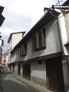 白壁の建物がある通り