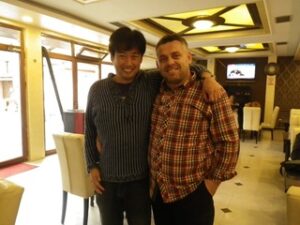 肩を組む男性二人
