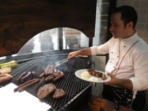 肉を焼く男性