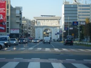 大通りの真ん中にある凱旋門