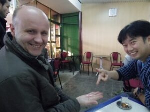 折り鶴を渡す男性と受け取る男性